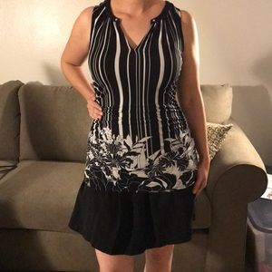 NY&Co sleeveless top black and white Floral Size S